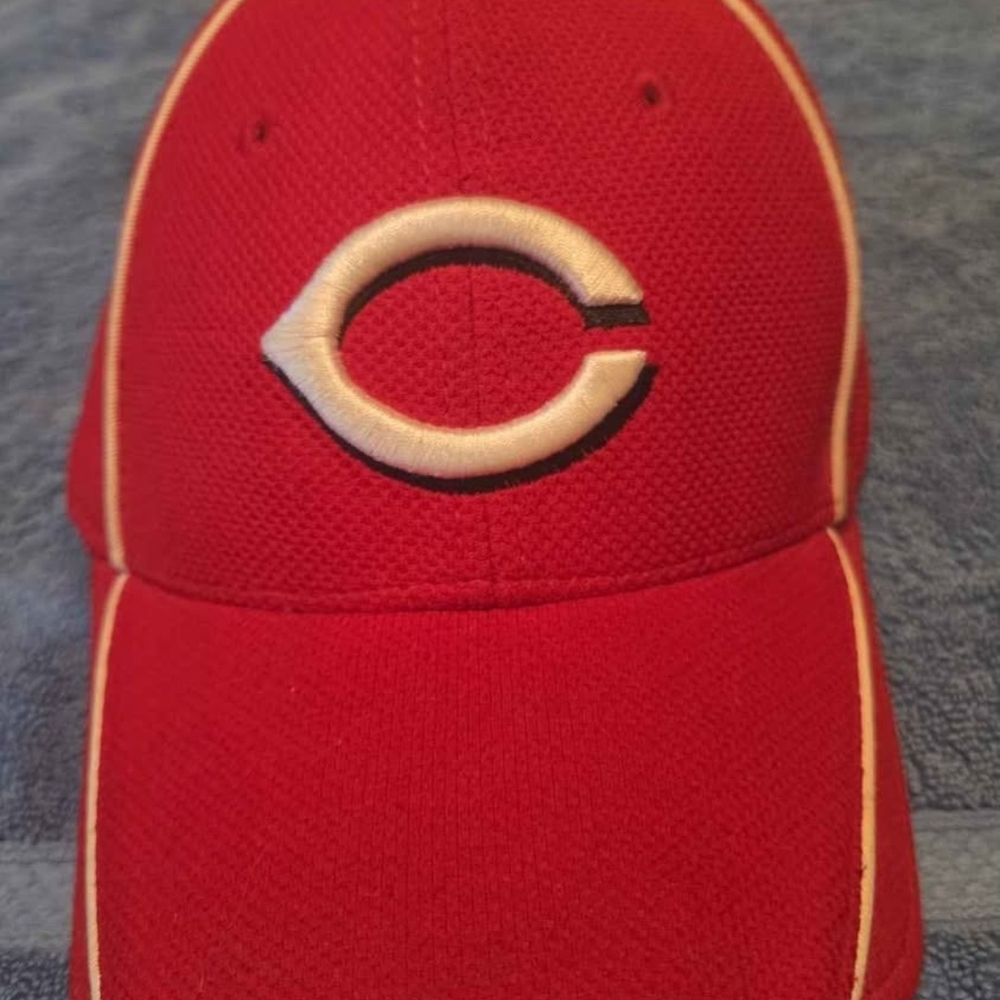 Cincinnati Red's Baseball Cap With Unique Black MLB Logo. Flex-Fit. Medium/Large
